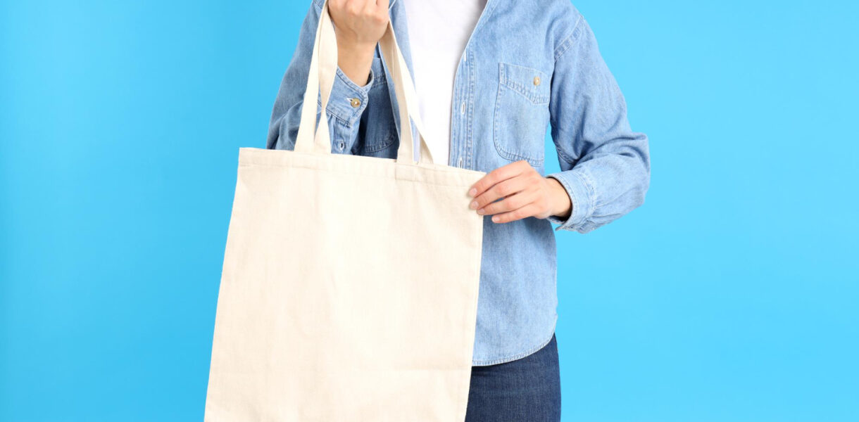 Femme portant un tote bag personnalisable neutre