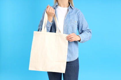 Femme portant un tote bag personnalisable neutre