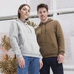 Mannequin portant un sweat-shirt à capuche personnalisé noir, mise en avant du confort et du style moderne