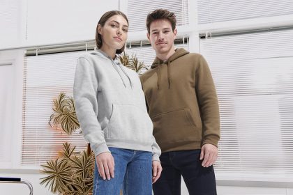 Mannequin portant un sweat-shirt à capuche personnalisé noir, mise en avant du confort et du style moderne