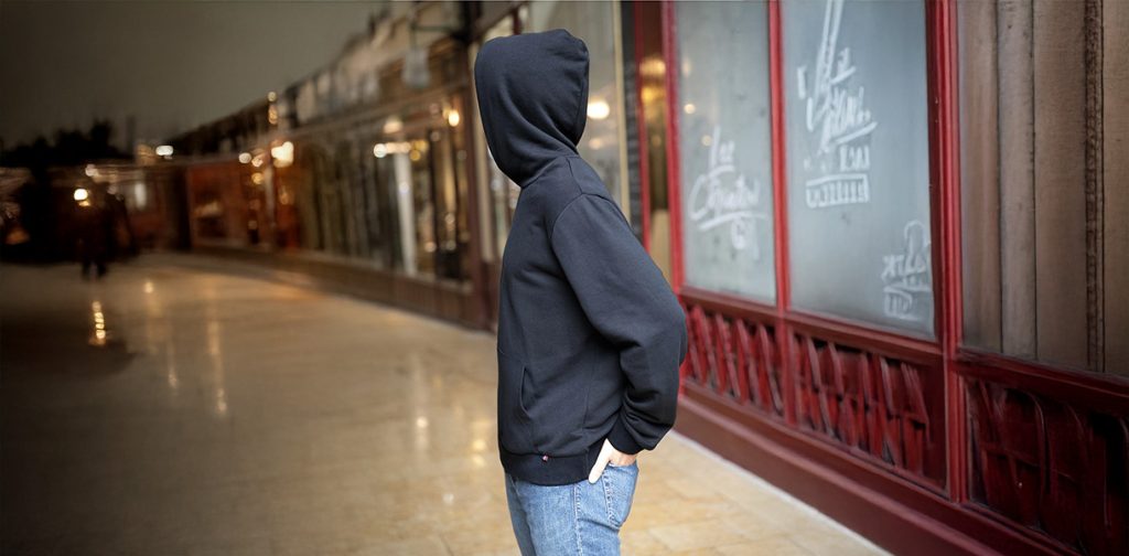 Sweat à capuche unisexe personnalisé, modèle fabriqué en France présenté par un mannequin